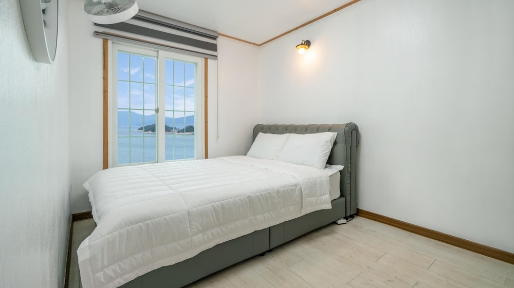 Yeosu Dulggot Pension