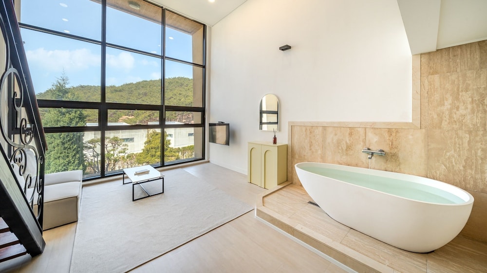 Taean Anmyeondo Bohemia Village Pension