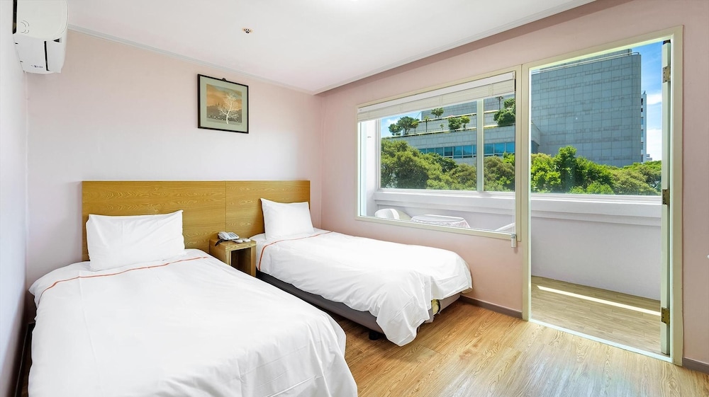 Jeju Honeycrown Hotel