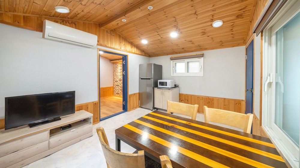 Gapeyong Fourseason Pet Glamping Caravan