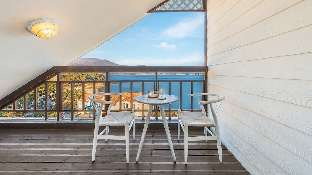 Geoje Kkachi and Santorini Pension