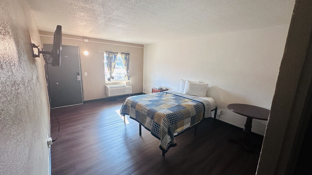Hallmark Inn By OYO Fort Wayne view 2