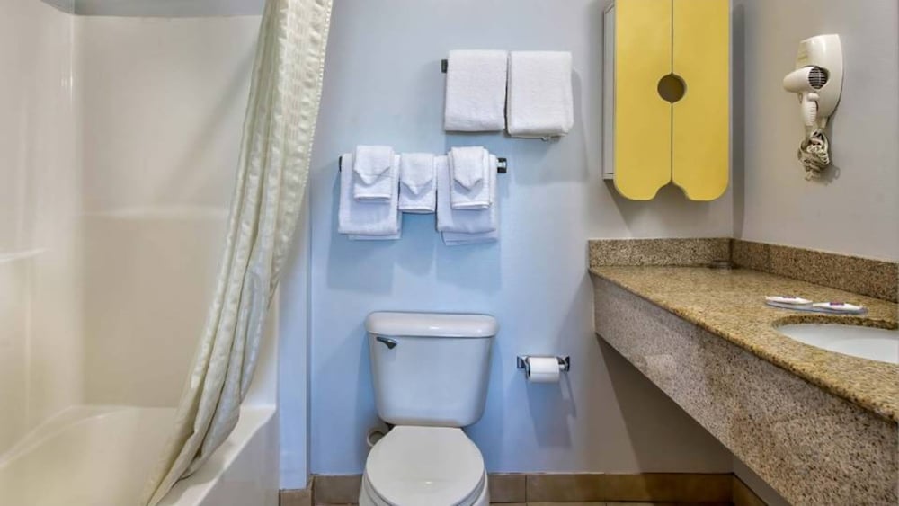 Oyo Townhouse Sulphur,LA Extended Stay I-10