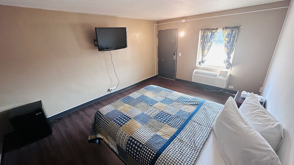 Hallmark Inn By OYO Fort Wayne view 5