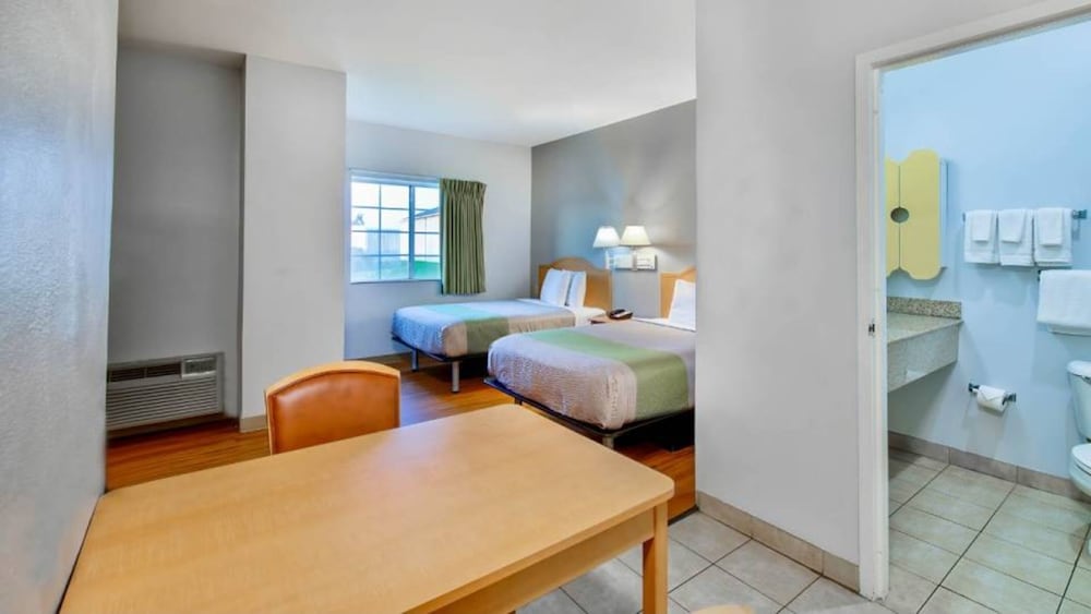 Oyo Townhouse Sulphur,LA Extended Stay I-10