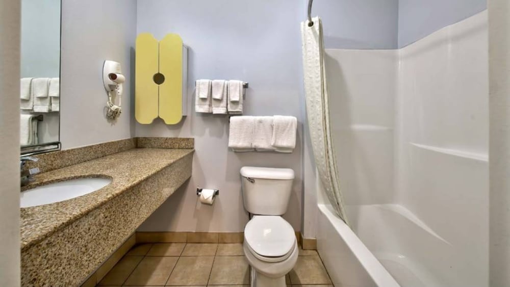 Oyo Townhouse Sulphur,LA Extended Stay I-10
