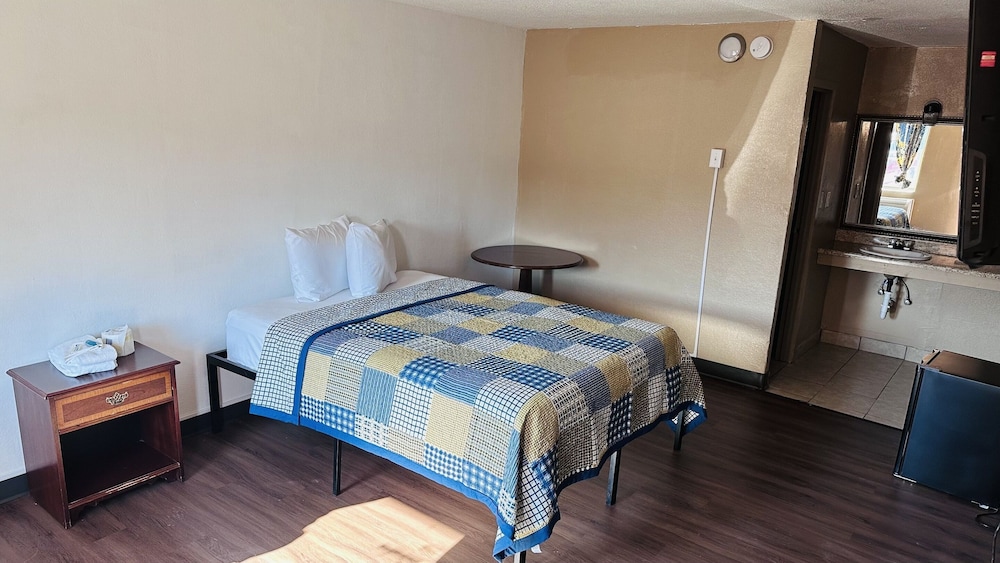 Hallmark Inn By OYO Fort Wayne view 3