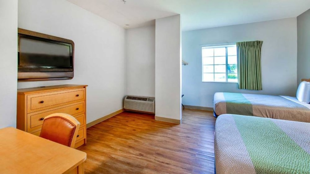 Oyo Townhouse Sulphur,LA Extended Stay I-10