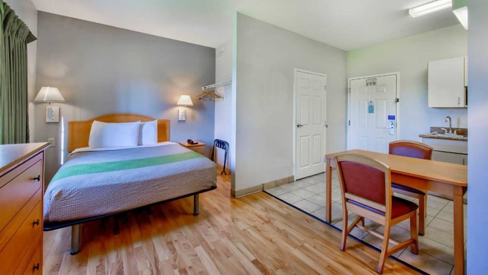 Oyo Townhouse Sulphur,LA Extended Stay I-10