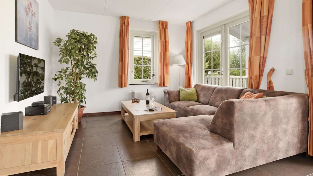Bungalow in South Holland by the Water
