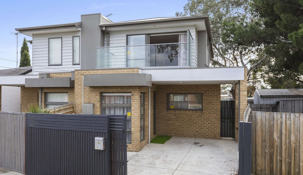 Spacious Corio Townhouse Near Ferry & Waterfront