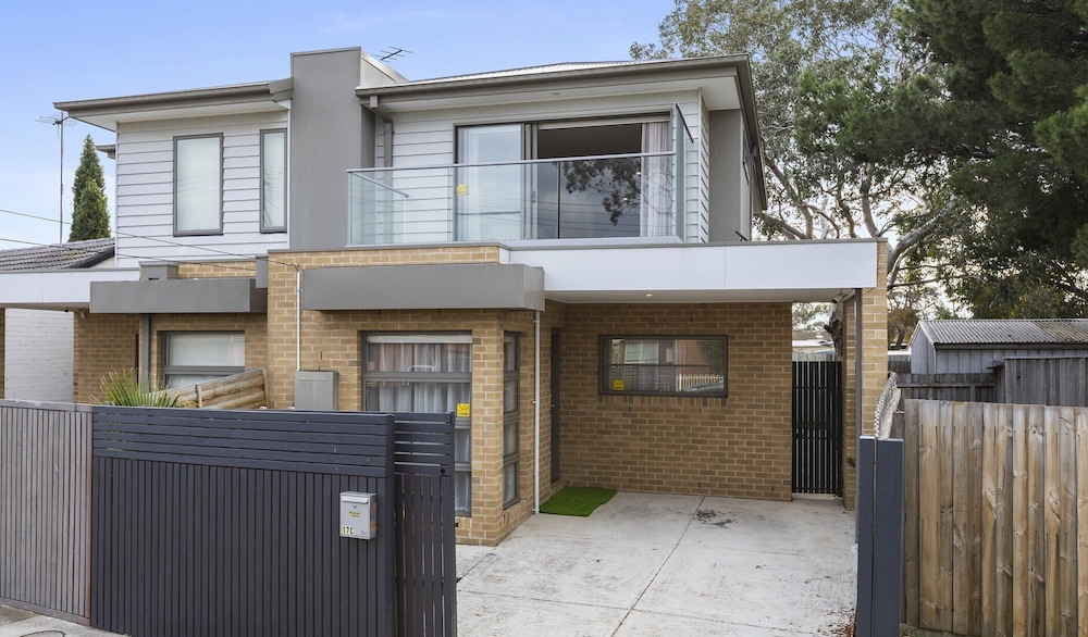 Spacious Corio Townhouse Near Ferry & Waterfront