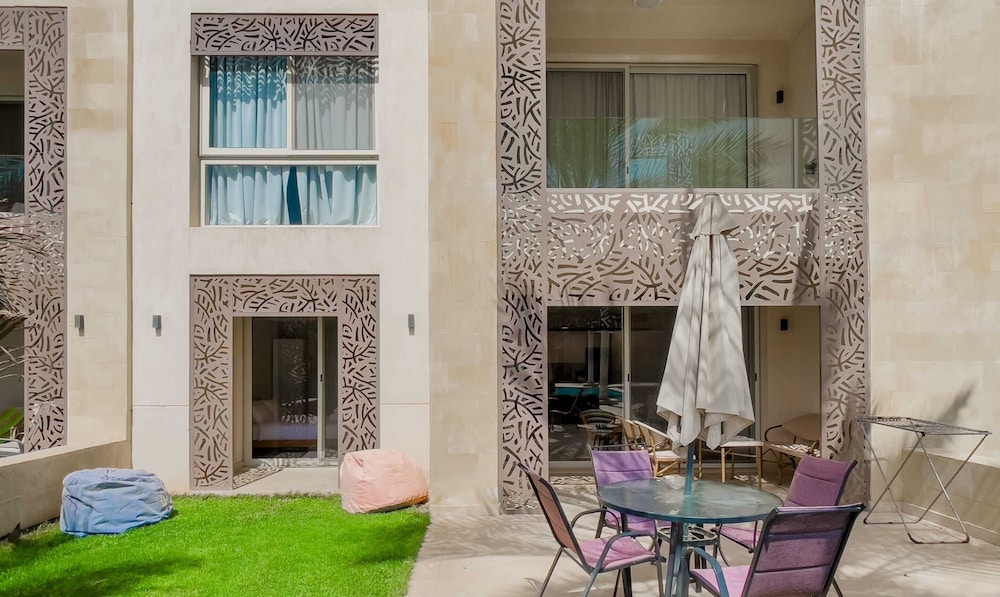 Xuru Stays I Exotic 1bdr w/ Outdoor Terrace Pool & Beach Access