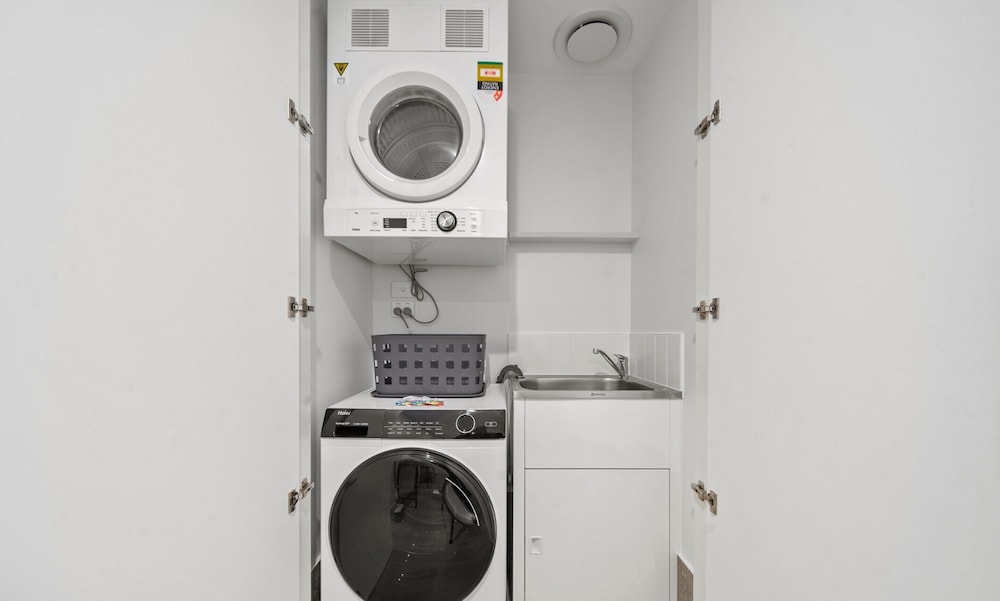 Bright 2-bed Apartment With Gym, BBQ & Pool Access
