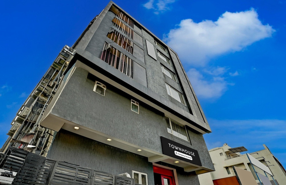 Cozy Stays Near Halasuru Metro Station