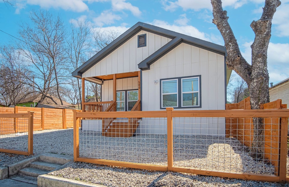 Feel, Chill and Enjoy 4br/3ba Near Fun Riverwalk!