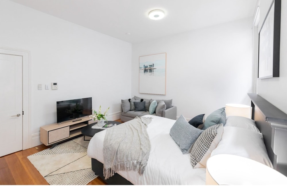 Renovated Studio in Bohemian Area Close to City