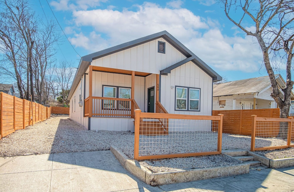 Feel, Chill and Enjoy 4br/3ba Near Fun Riverwalk!