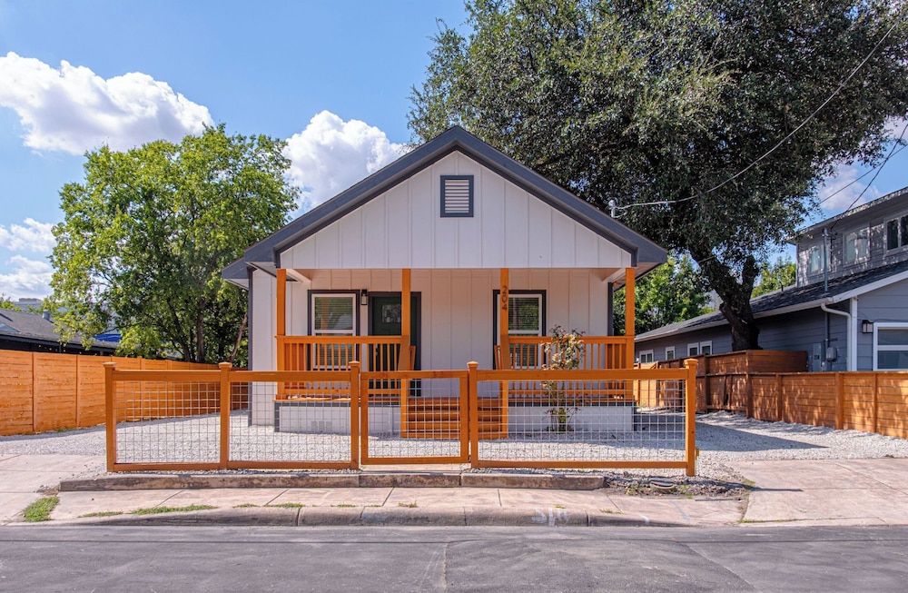 Comfy and Happy Stays Near Riverwalk and Downtown!