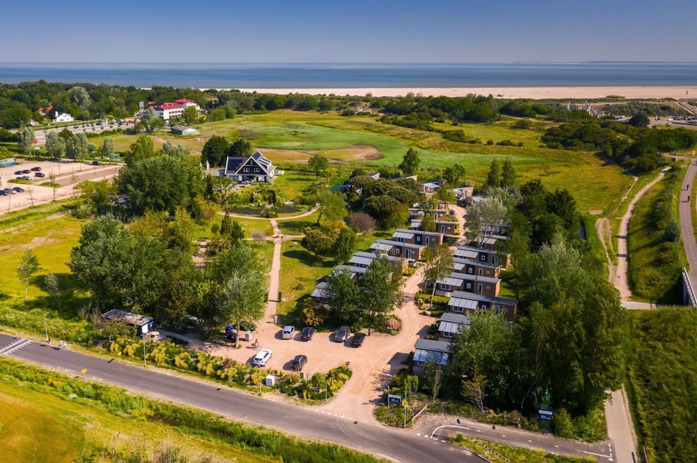 Chalet in Vrouwenpolder Near Banjaard Beach