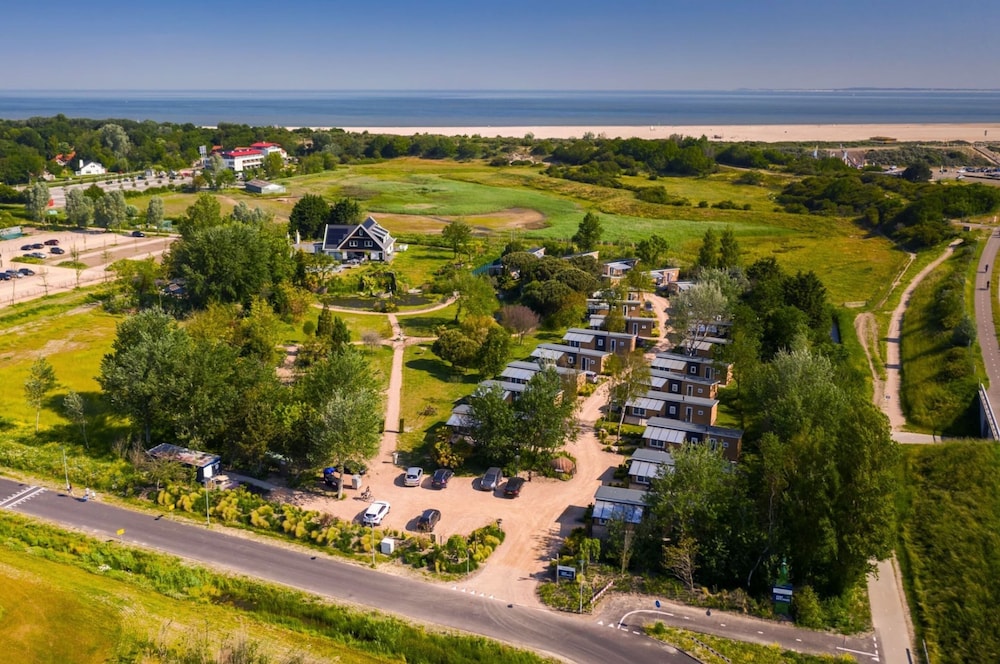 Chalet in Vrouwenpolder Near Banjaard Beach