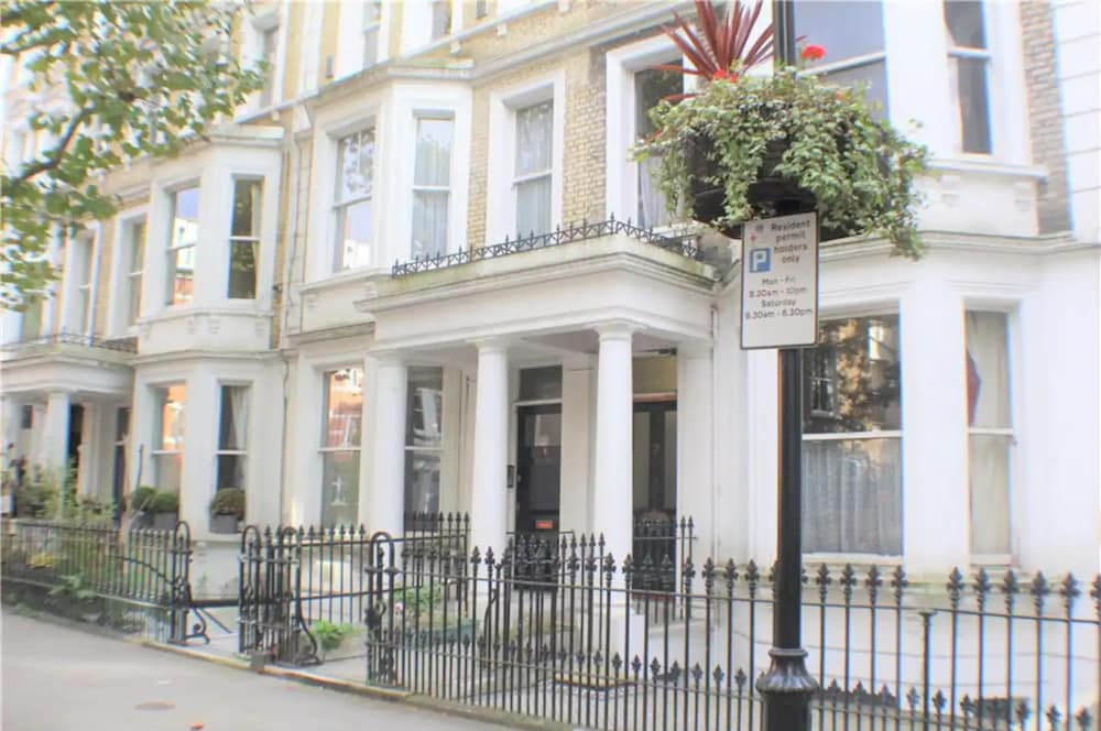 Bright and Modern 2 Bedroom Apartment in Earl's Court