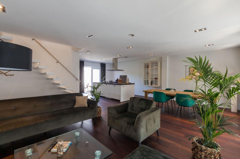 Beautiful Well Equipped Apartment Near the Beach view 4