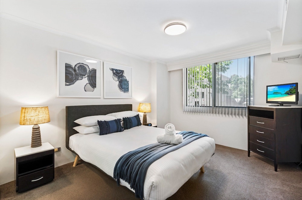Poolside 2-bed Haven, Walk to City Centre