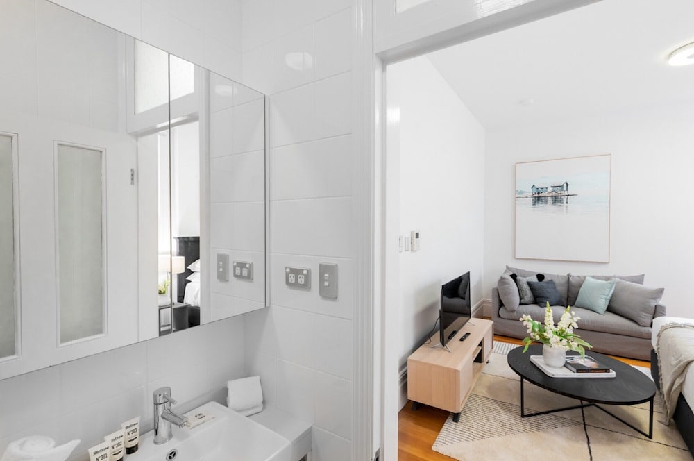 Renovated Studio in Bohemian Area Close to City