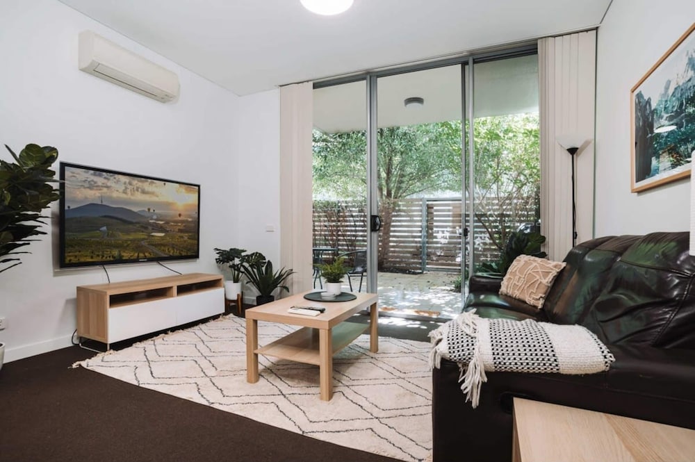 Comfy 1-bed With Spacious Courtyard & Parking