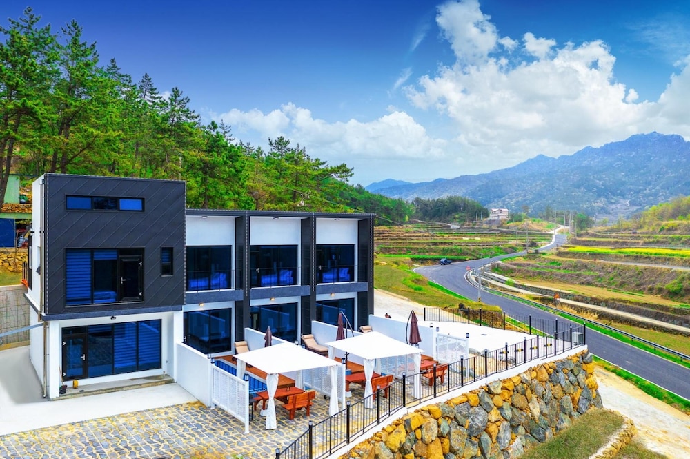 Hotel Namhae Palace1470 Pension - Image 1