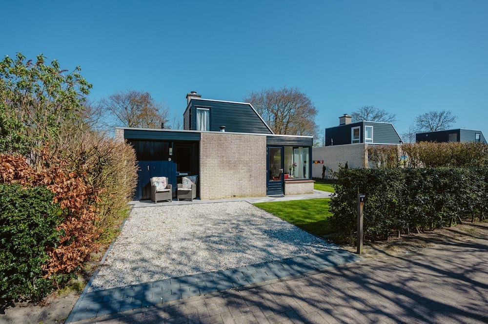 Bungalow on Holiday Park De Klepperstee Ouddorp