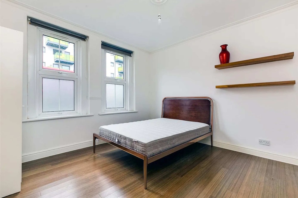 Spacious 2 Bedroom in Gorgeous Camberwell With Garden