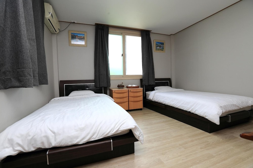 Jeju Ophirhouse Pension view 3