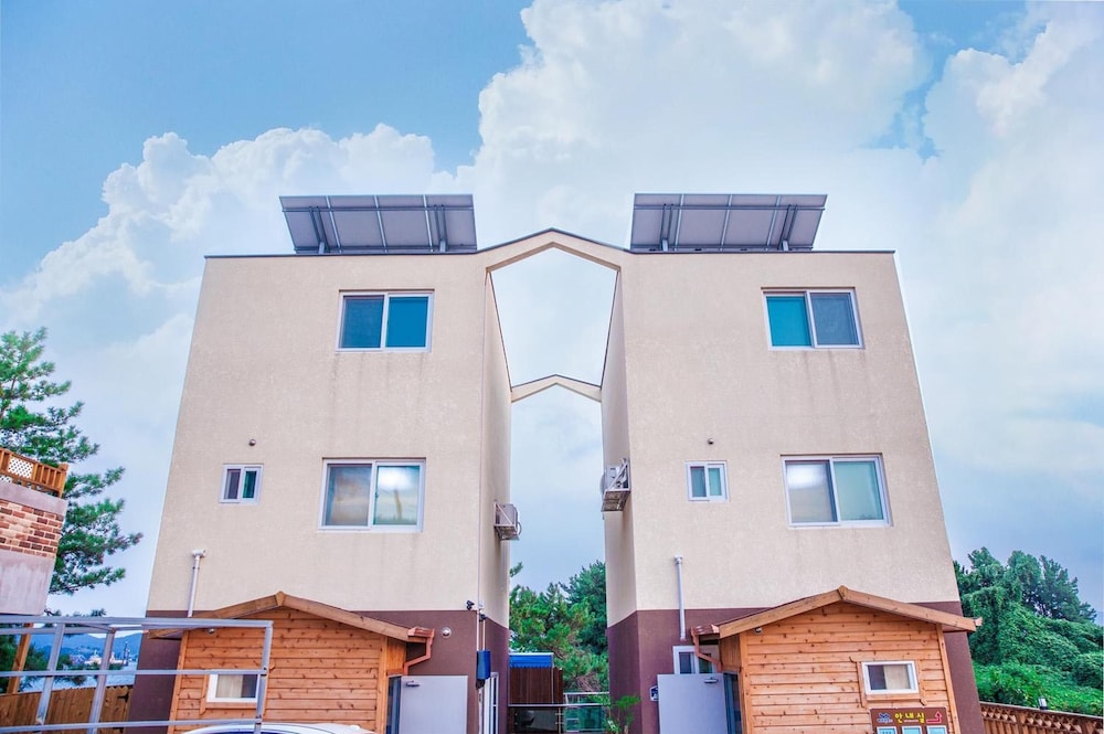 Hotel Tongyoung S468 Poolvilla - Image 1