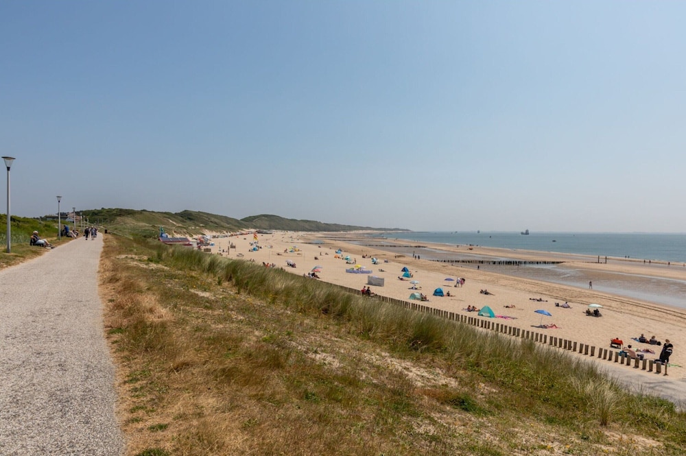 Cozy Holiday Home 3 Minutes From the Beach! view 4