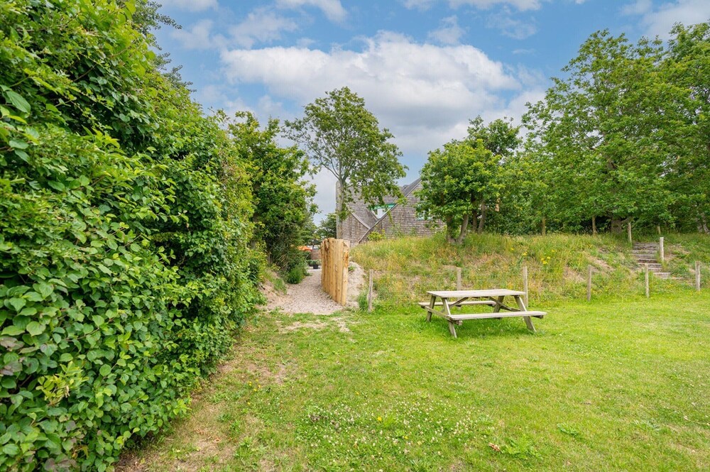 Fairytale Holiday Home With a Lovely Playing Field view 3
