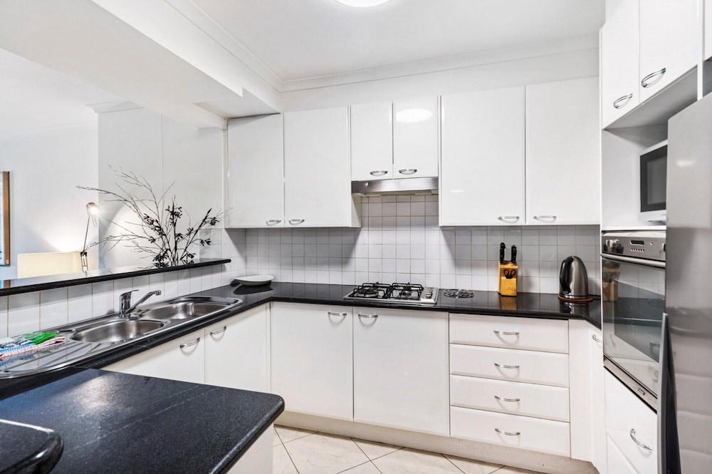 Poolside 2-bed Haven, Walk to City Centre