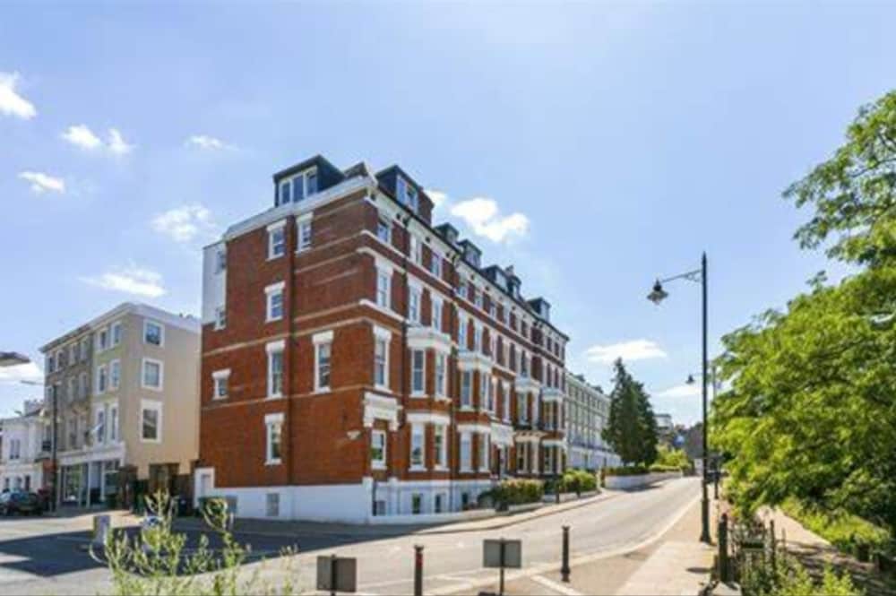Richmond Hill Top Apartment