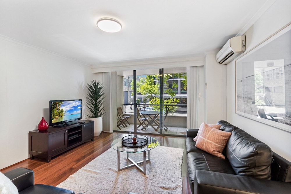 Poolside 2-bed Haven, Walk to City Centre