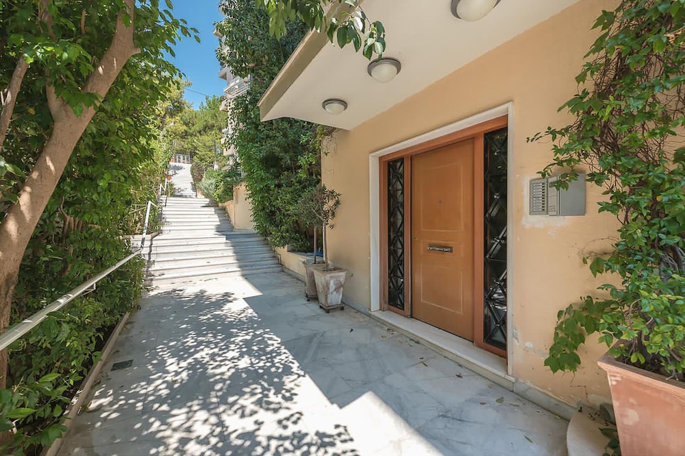 Lovely 2 Bedroom Apartment Vouliagmeni view 4