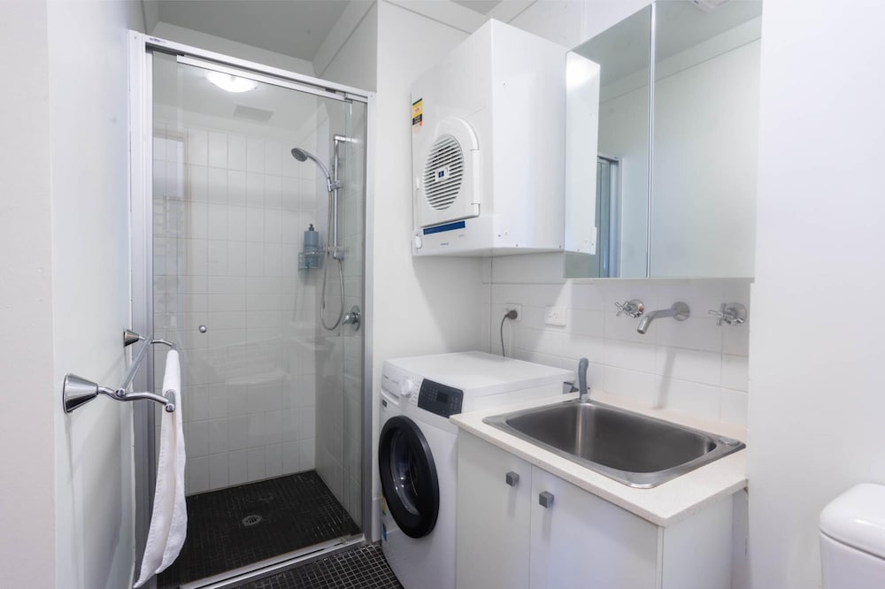 Lovely 2BR Apartment in West Perth With Parking!
