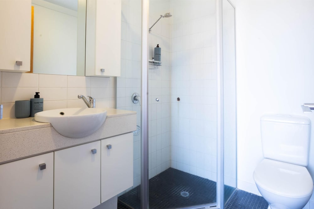 Lovely 2BR Apartment in West Perth With Parking!
