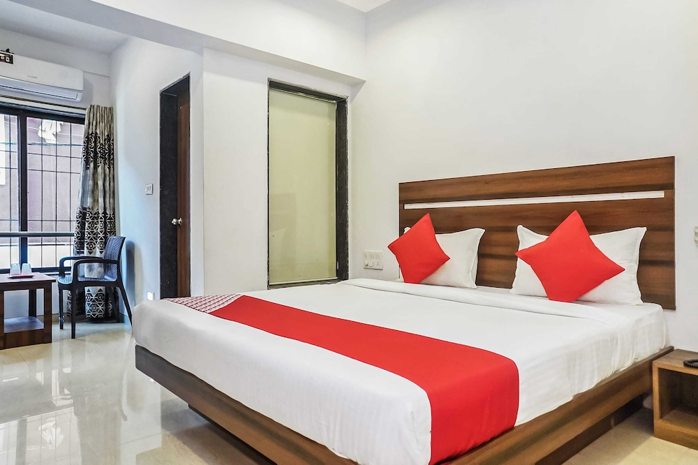 OYO Flagship 26583 Hotel Kohinoor Plaza view 5