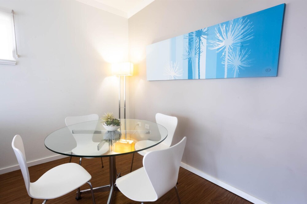 Lovely 2BR Apartment in West Perth With Parking!