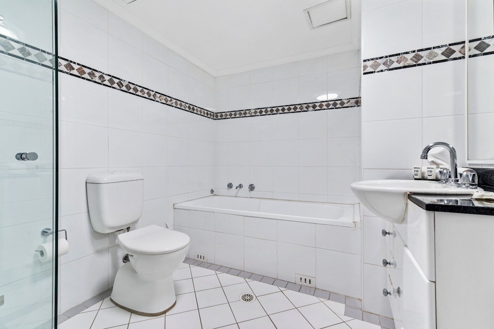 Poolside 2-bed Haven, Walk to City Centre