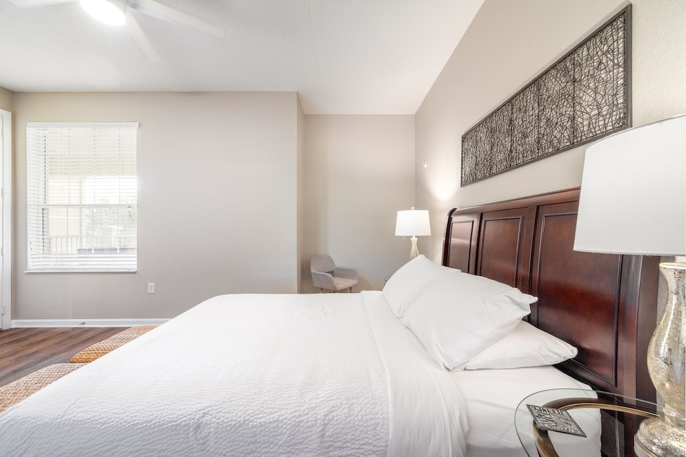 The Loft Deluxe 2 Bedroom Condo by RedAwning