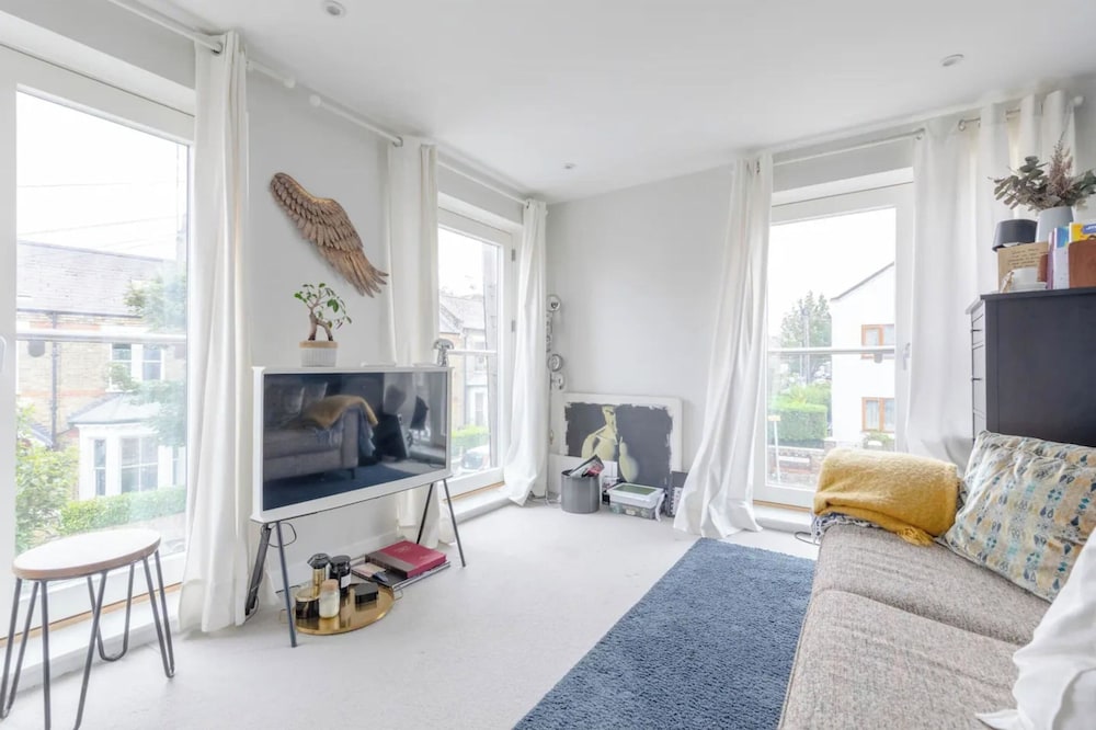 Sleek & Spacious 2BD Flat - Clapham