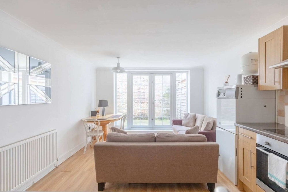 Studio W/private Patio Heart of Brixton, London!