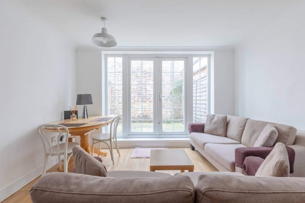 Studio W/private Patio Heart of Brixton, London!